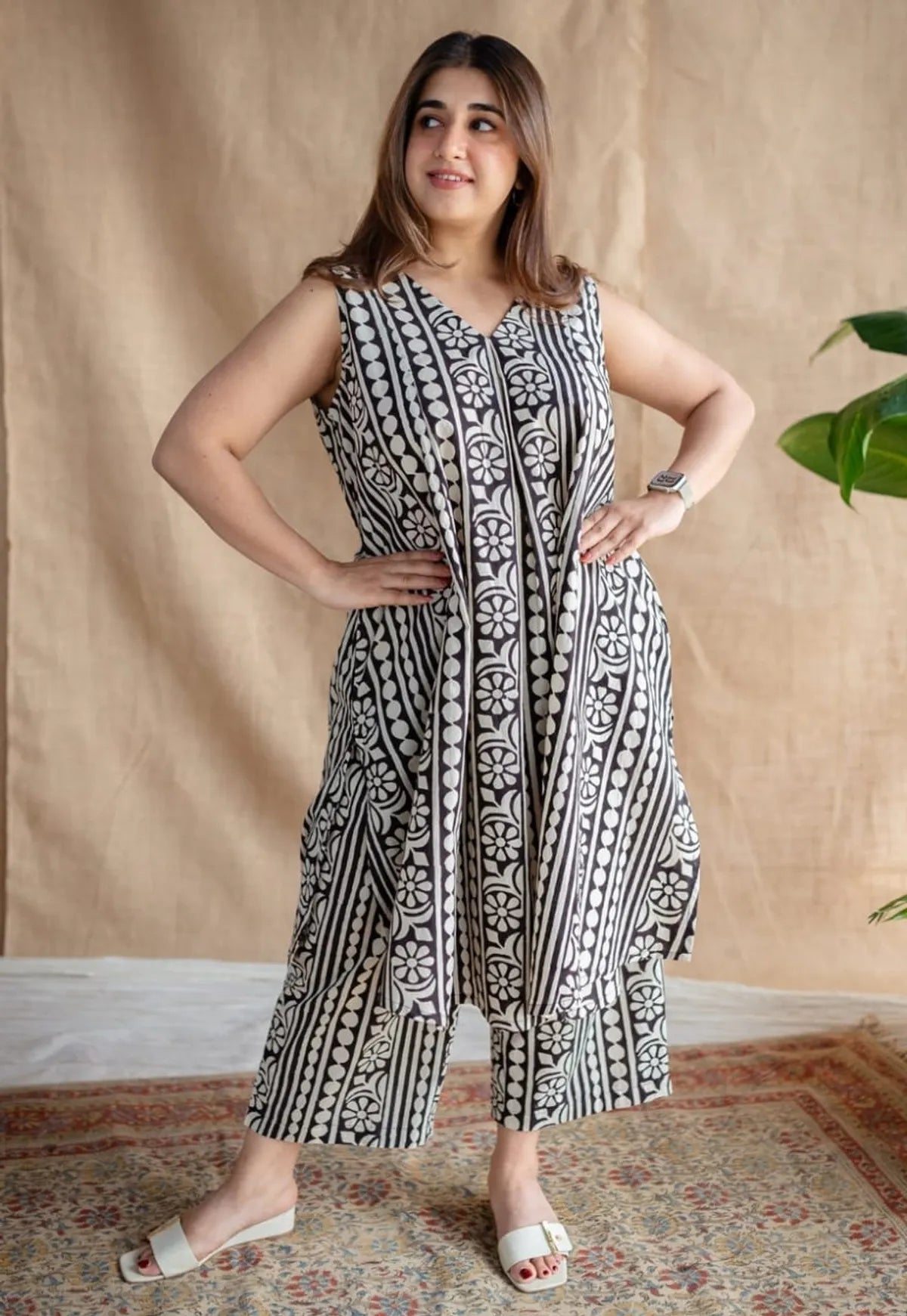 Cotton Printed Sleeveless Kurta & Pant Set .