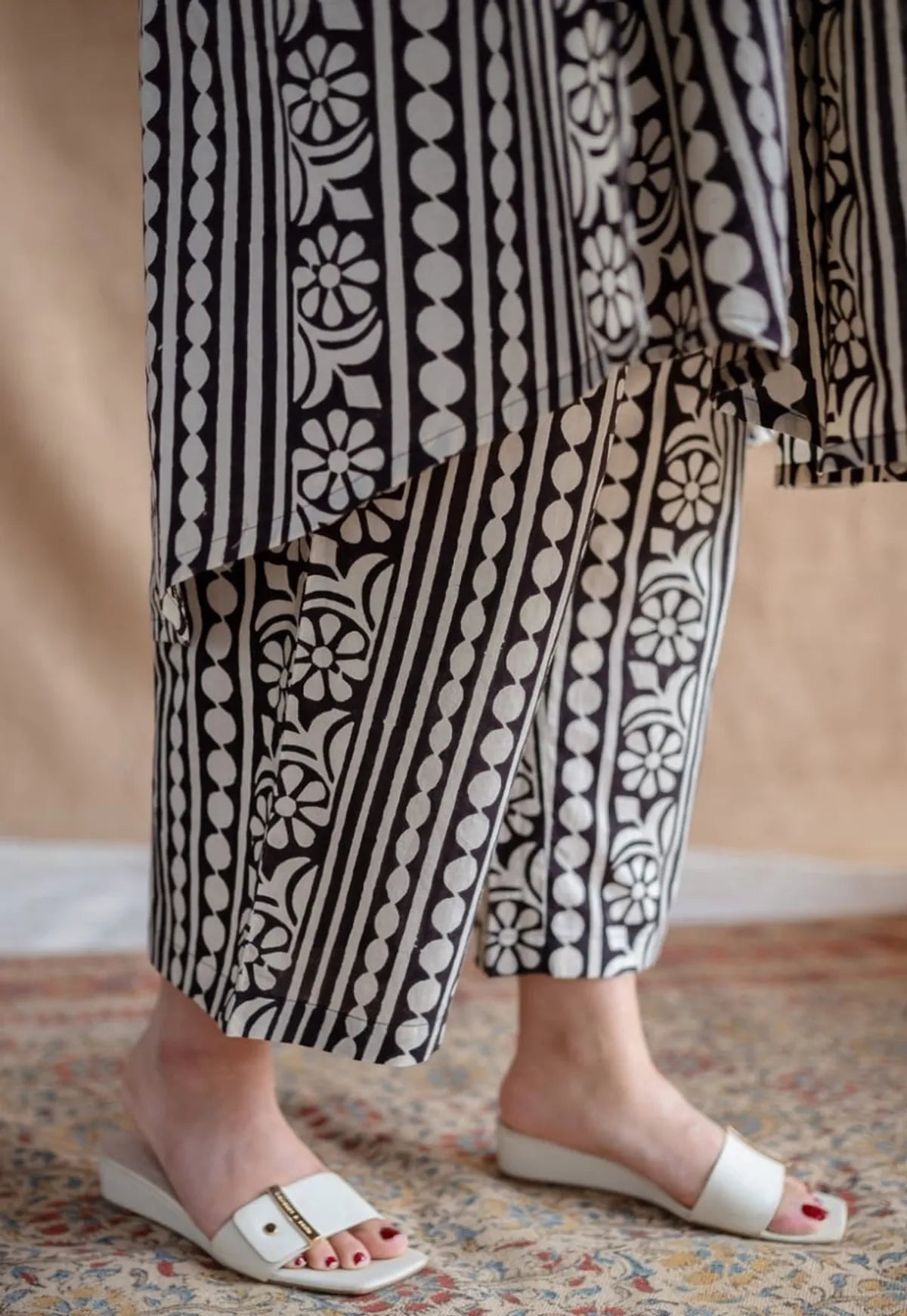 Cotton Printed Sleeveless Kurta & Pant Set .